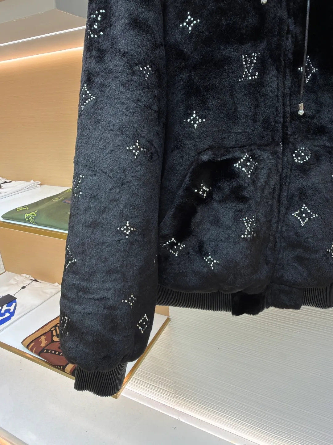 LOUIS VUITTON Rhinestone fur zipper hooded jacket ●Original version: Purchased and developed by 99989 ●Item number: 1680829-D15 ●Fabric: Rabbit fur blended fabric ●Technology: Infrared positioning production ●Version: Fitted version ●Weight: about 2070 grams ●Size: 46-48-50-52 ●Description: Customized high-quality faux fur mink fabric for the face, using a new type of fabric made of rabbit fur blended synthetic fiber. It has rich plush, smooth color, smooth and soft feel and excellent warmth retention. The rhinestones are decorated using rhinestone hot-drilling technology. They are made according to the original pattern. The material is customized according to the shape and size of the plate. It is made by infrared positioning and manual hot pressing. The inner lining is made of custom-made French Bazaar black Guli grain leather, with unparalleled texture and luster, natural texture, and comfortable skin fit. Use professional grinding tools to carefully treat the leather surface, and then use special agents to polish the leather to improve the overall beauty of the leather. The whole embroidery is made with positioning technology. The needle-stitching technique is mainly used to fill in the slender and curved lines of the embroidery shape, which can show the details and layering of the pattern. The silver-plated zipper placket and hat rope pearl pendant are all made of pure copper-plated molding without cutting corners. The pockets on both sides of the front form kangaroo pockets. It has a loose silhouette and a full set of customized three-label accessories. The upper body is stylish and has good texture, which distinguishes it from the wrong versions on the market. The overall wiring is straight and delicate, the fabric is comfortable and soft, and the color is consistent without color difference. It can be matched with the same style to create a fashionable look and control various occasions. Customized accessories, complete with three standards, same style for men and women!